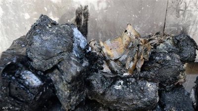 العثور على أكياس من الأوراق النقدية تحت أنقاض البنك المركزي في الموصل | فيديو