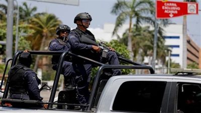 طلعوا مشبوهين.. فصل جميع عناصر الشرطة في بلدة مكسيكية 