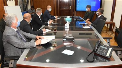 وزير الإسكان ونائب 