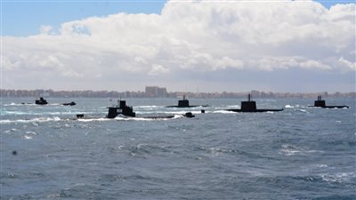 القوات البحرية تحتفل بعيدها الرابع والخمسين بتنفيذ تشكيلات بحرية وجوية | فيديو