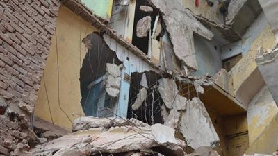 انهيار جزء من منزل بأسيوط.. والإنقاذ يبحث عن طفلة تحت الأنقاض 