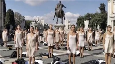 احتجاجات لمضيفات الطيران بالملابس الداخلية في روما | فيديو