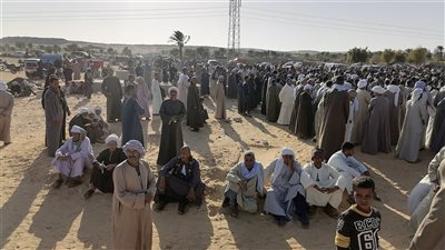 سافر بحثًا عن العمل..شاهد|لحظات دفن «عبدالجيد» أحد ضحايا حادث الطريق الدائري الأوسطي