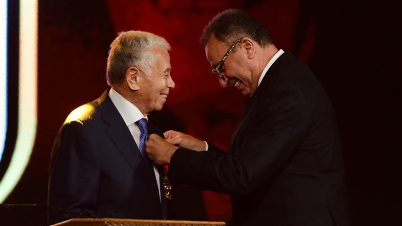 الخطيب يمنح حسن حمدي