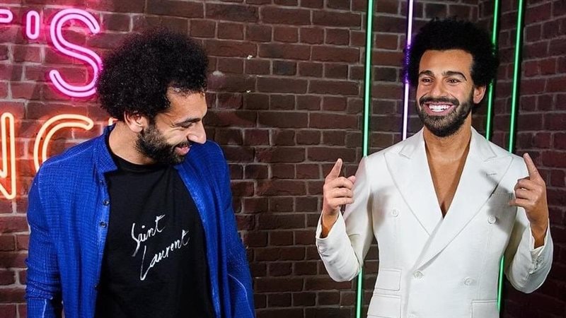 محمد صلاح مع تمثاله