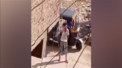 سائق توك توك يلف سيجارة حشيش بحلوان.. والأمن يفحص الفيديو| فيديو 