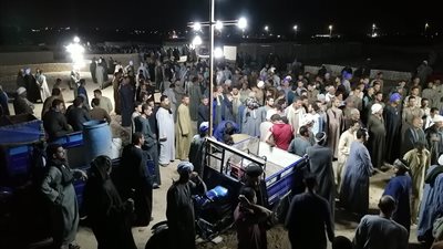 إغماءات وعويل.. أهالي قرية دلجا يودعون ضحايا حادث الدائري الأوسطي بالمنيا | بث مباشر