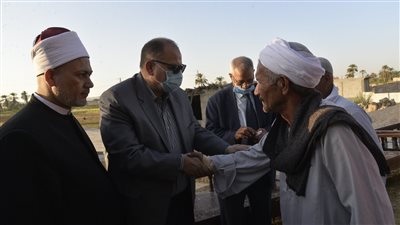 محافظ أسيوط يزور أسر ضحايا حادث الدائري الأوسطي