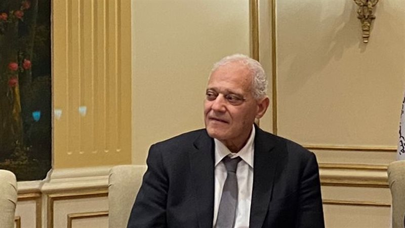 الدكتور حسين العطفي