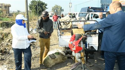  ضبط أحد نباشي القمامة خلال جولة لمحافظ الدقهلية | صور 