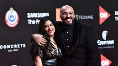 مجدي الهواري وابنته يخطفان الأنظار على الريد كاربت بمهرجان الجونة |فيديو وصور