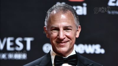 السفير الأمريكي على السجادة الحمراء في حفل ختام مهرجان الجونة | صور