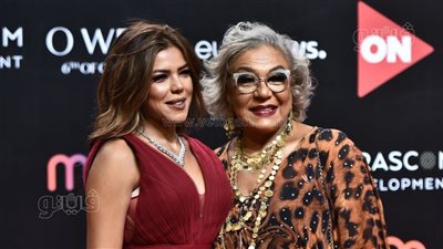 ناهد السباعي برفقة والدتها على الريد كاربت في ختام مهرجان الجونة|صور