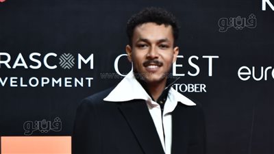 ويجز يخطف الأنظار ببدلة لافتة في ختام مهرجان الجونة السينمائي | صور