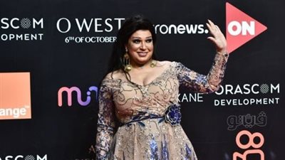 فيفي عبده بإطلالة ساحرة في أول ظهور لها على الريد كاربت بختام مهرجان الجونة| صور 