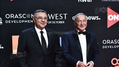 سميح ساويرس ومحافظ البحر الأحمر على السجادة الحمراء في ختام مهرجان الجونة | صور