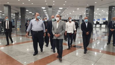 وزير الطيران المدني يتفقد مطاري القاهرة وشرم الشيخ