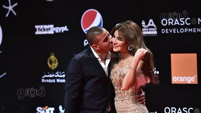 نظرات حب وقبلات.. كيف ظهرت مشاعر 