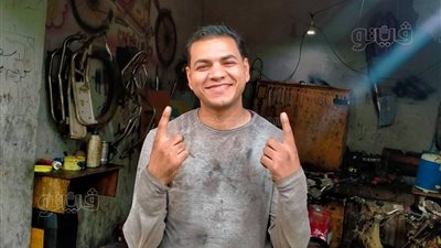 المغني الميكانيكي ابن المنوفية.. ترك التعليم مجبرا ويحلم بلقاء طارق الشيخ | فيديو