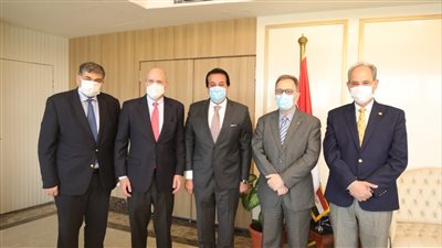 وزير التعليم العالي يعقد اجتماعًا مع الرئيس الجديد للجامعة الأمريكية