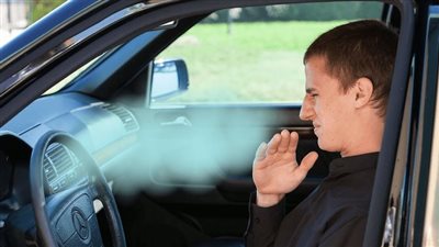 احذر.. السير بسيارة تنبعث منها رائحة كريهة يعرضك للغرامة بقانون المرور