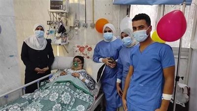 أطباء يحتفلون بعيد ميلاد مصابة كورونا بمستشفى الصدر في دمياط