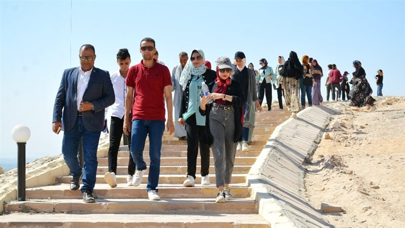 45 طالب وطالبة من