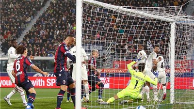 ميلان يقسو على بولونيا برباعية وينتزع صدارة الدوري الإيطالي