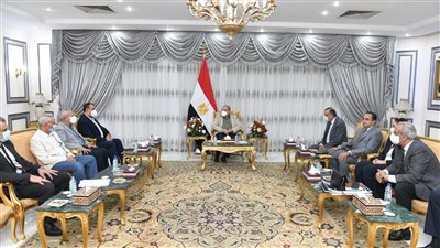 وزير الدولة للإنتاج الحربي يتفقد المنتجات المقرر عرضها فى EDEX 2021