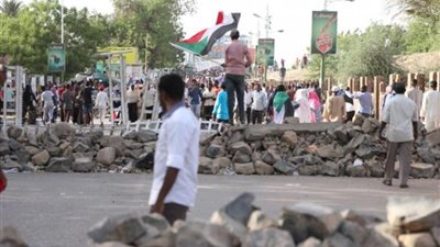  المعتصمون السودانيون أمام القصر الرئاسي يغلقون جسر المك نمر بالخرطوم