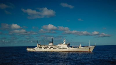 احتراق سفينة كندية وانبعاث غازات سامة منها