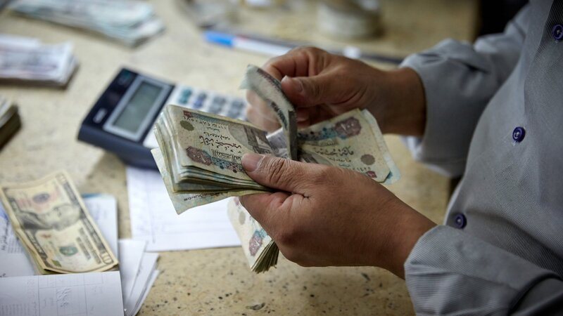 رئيس بنك مصري محذرا