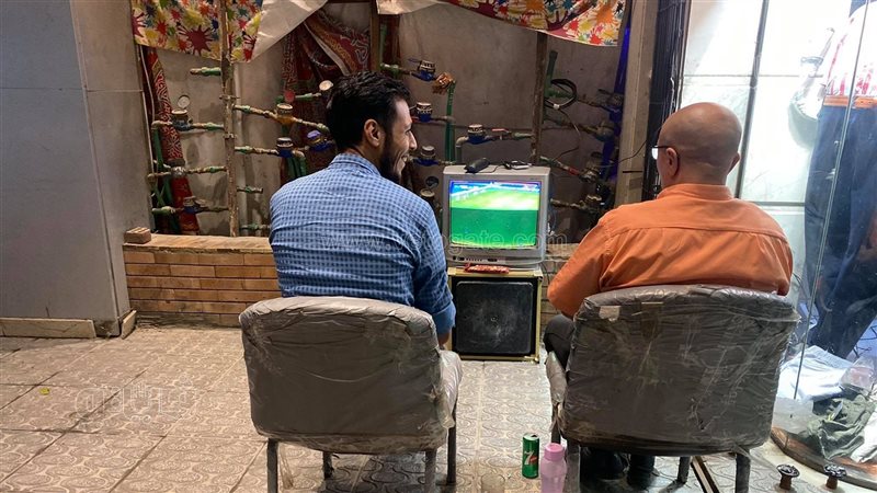 مشجعان يشاهدان مباراة