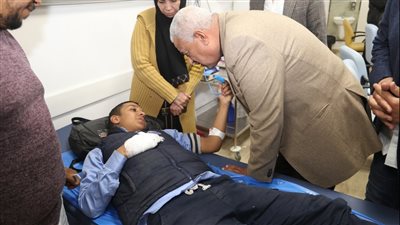محافظ السويس يزور المجمع الطبى ويطمئن على مصابى السخنة