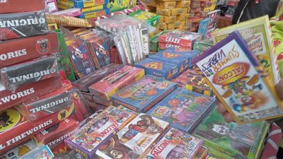 أسعار الشماريخ والصواريخ والبمب والألعاب النارية الأخرى في المحال التجارية