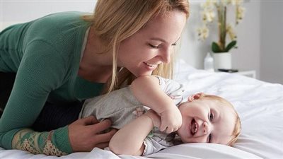 7 مخاطر لزغزغة الأطفال، احذريها حفاظا على صحتهم