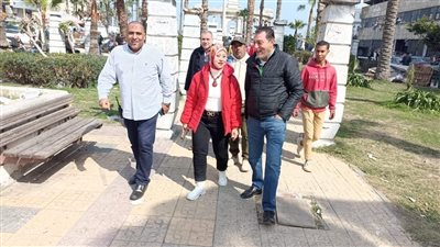 رئيس حي الجمرك بالإسكندرية تتفقد أعمال النظافة والتجميل بالحدائق 