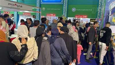 تزاحم المواطنين على منفذ الدواجن واللحوم بمعرض أهلا رمضان في مدينة نصر (فيديو وصور)