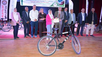 جامعة أسيوط تسلم دراجات للطلاب الفائزين في مسابقة «صحتنا من صحة كوكبنا» (صور) 