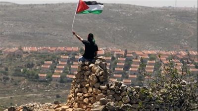 المستوطنون يغلقون مداخل 3 قرى فلسطينية في الضفة الغربية