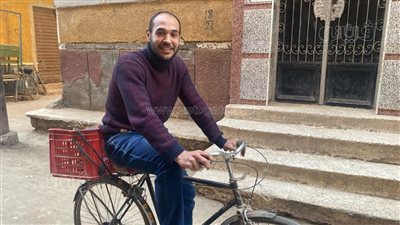 لمساعدة أهالي الحي البسطاء.. شاب منياوي يبيع المنتجات الغذائية بأسعار مخفضة والتوصيل بالمجان (فيديو وصور)