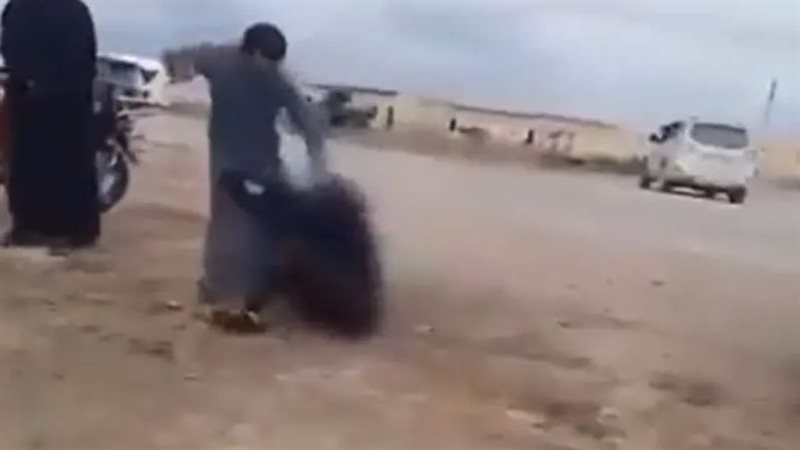 ضرب فتاة بالرقة يشعل