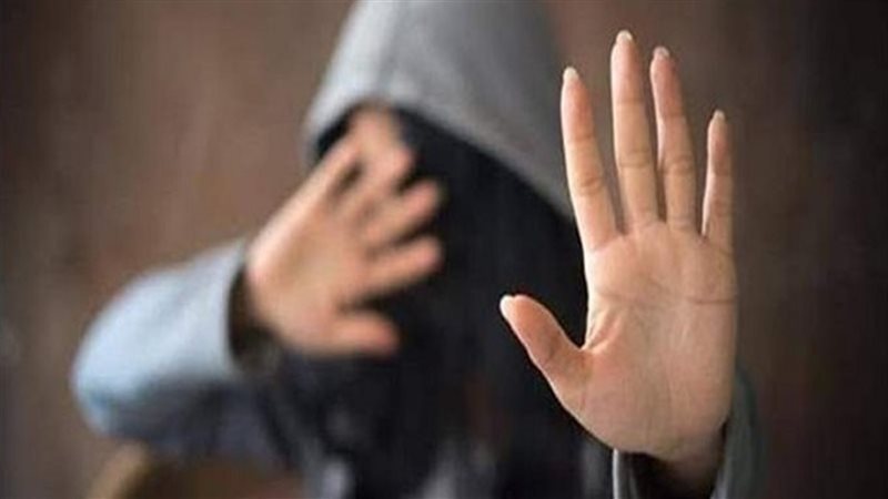 عاطل يهتك عرض فتاة
