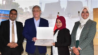 محافظ الأقصر يشهد تخريج الدفعة الثانية من برنامج المرأة تقود