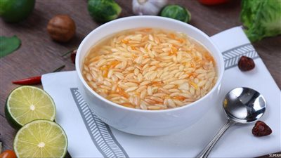 طريقة عمل شوربة لسان العصفور بالخضراوات، لذيذة ومغذية