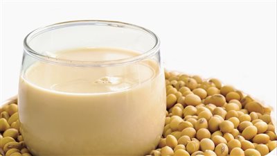 للنساء بعد انقطاع الطمث، حليب الصويا يحمي من الخرف وهشاشة العظام