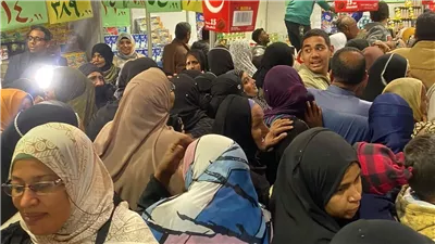 أزمة البيوت قبل الشهر الكريم، إغماءات وطوابير للفوز بكيس سكر في معرض أهلا رمضان.. ووزير التموين يتهم التجار بتعطيش الأسواق (فيديو وصور)