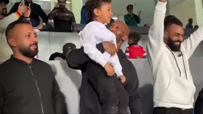 فرحة جنونية لـ شيكابالا ونجله بهدف الزمالك في الداخلية (فيديو)