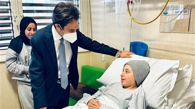 دعم مصري متواصل، بسام راضي يزور أطفال غزة الجرحى بمستشفيات روما