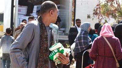 زحام ومشاجرات على السكر والفراخ بمعرض أهلا رمضان في مدينة نصر (فيديو وصور) 